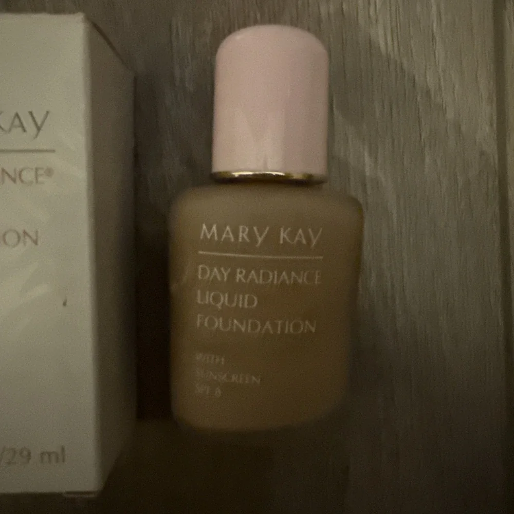 NEW! Mary Kay FAWN BEIGE 6326‎ Day Radiance Liquid Foundation W/box